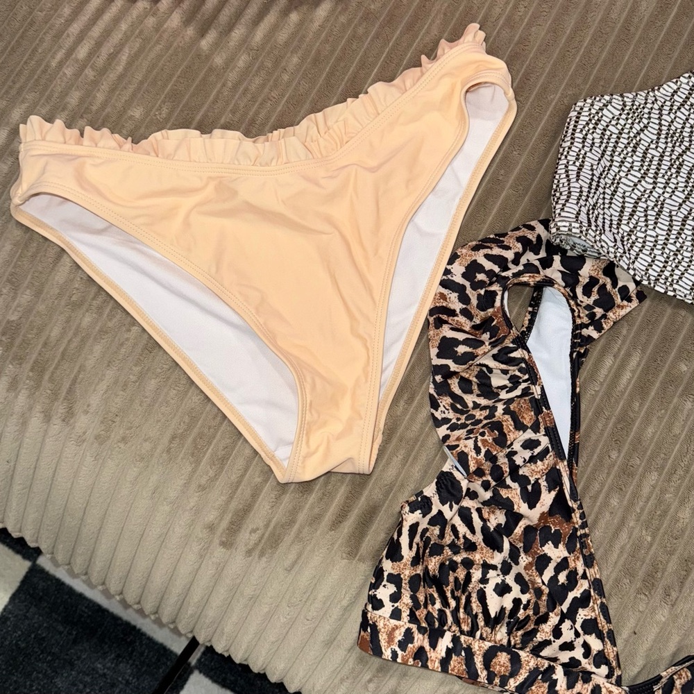 Missguided Bathingsuit Bundle- Women’s US Size 10 & 12 - Picture 3 of 9